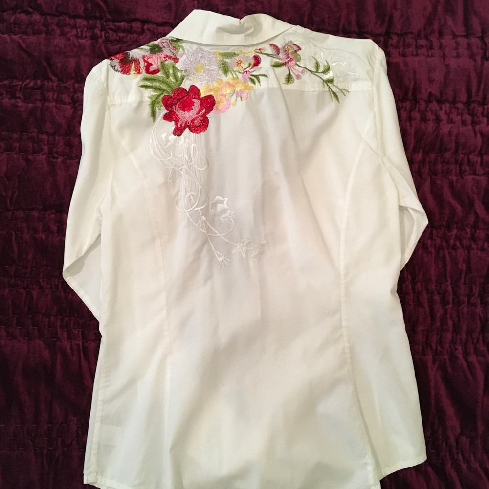 3J Embroidered button down blouse